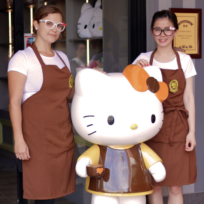 11hello-kitty-cafe-adelaide-australia-kawaii-desserts-staff2
